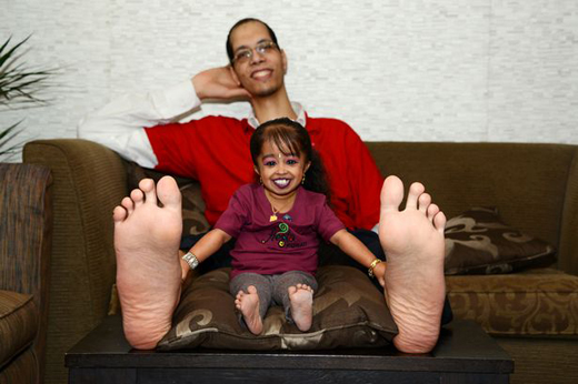 worlds-smallest-woman-at-2ft-tall-meets-man-with-largest-feet-on-the-planet